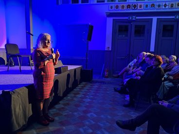 Koncert Mirosława Czyżykiewicza na Dworcu Kulturalnym Wieluń – Dąbrowa. Publiczność podziękowała artyście owacją na stojąco